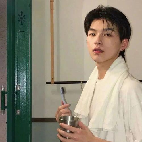 娱乐吃瓜酱男孩子,创意网名“娱乐吃瓜酱”解析与应用