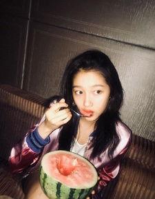娱乐吃瓜女配图片,吃瓜美女们的时尚演绎”