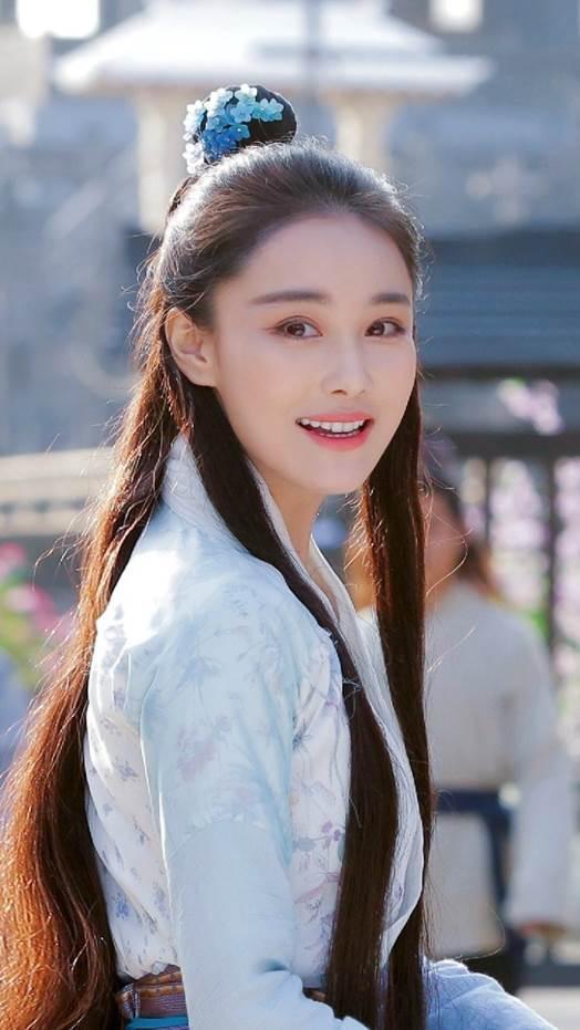 娱乐吃瓜君张馨予,从娱乐吃瓜到军嫂的转变之路